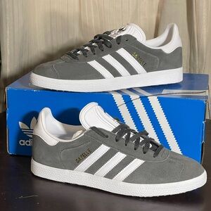 BRAND NEW!   Adidas Gazelle Men's Gray and White Sneakers